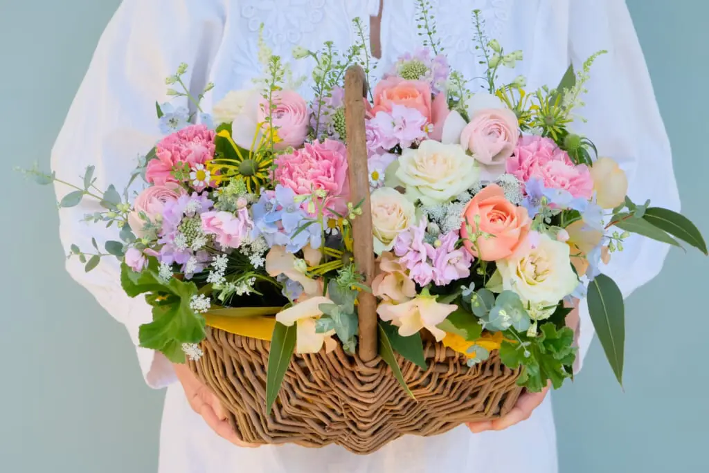 パステルカラーのフラワーアレンジメント パステルカラー バスケットアレンジメント_L - 花の店凜【SHOP】